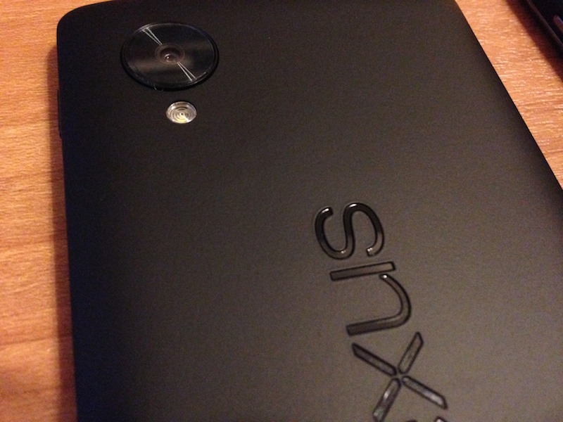 Nexus5のバックパネルは持ち易い形状