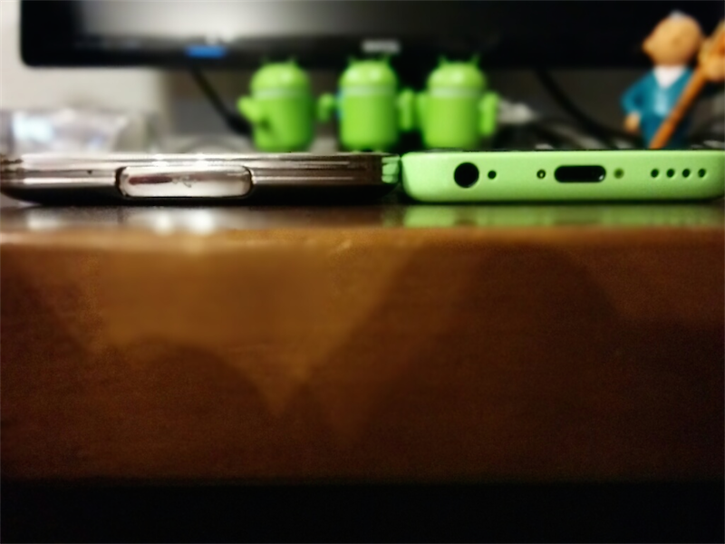 厚さはiPhone5Cとほぼ一緒