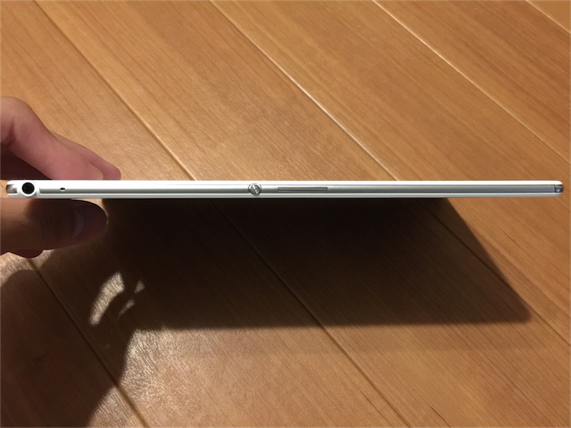 Xperia Z3 Tablet Compactの右側面