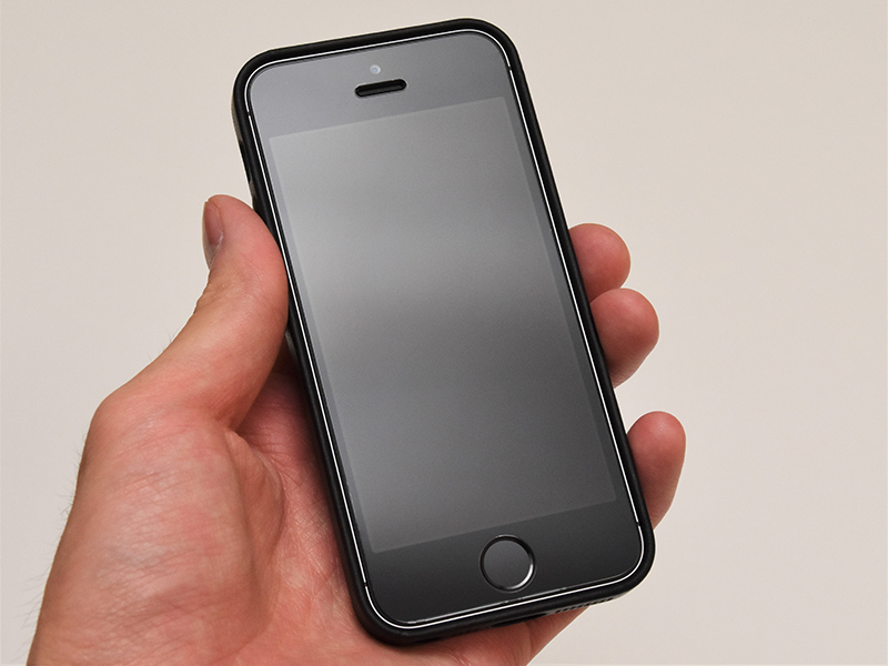 Apple純正「iPhone SE レザーケース」レビュー。本体 充電のため開封。魅力は何より指先だけ 