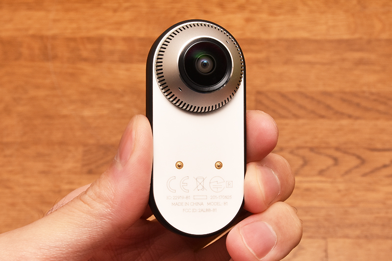 Essential 360 CameraとPill Case