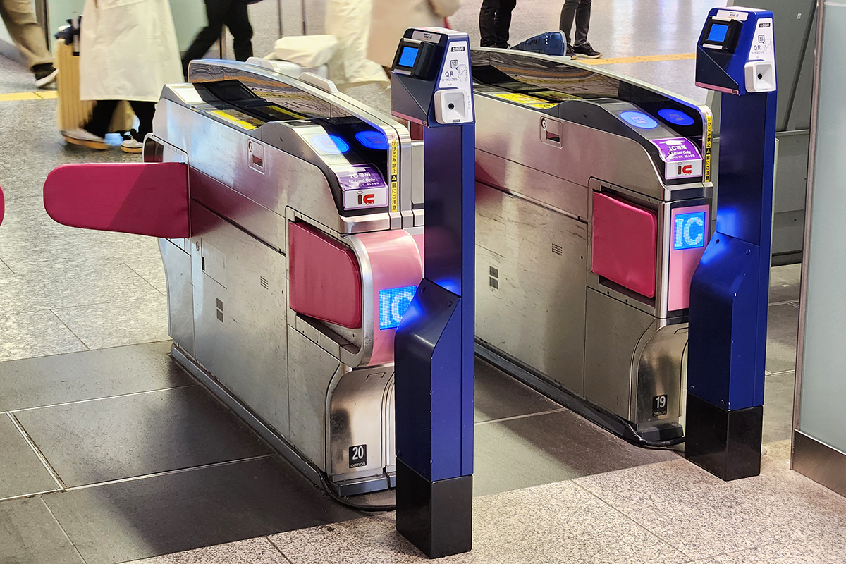 南海電鉄・なんば駅に設置されたVisaタッチ決済対応の自動改札機