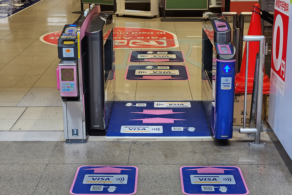 南海電鉄・関西空港駅に設置されたVisaタッチ決済対応の自動改札機