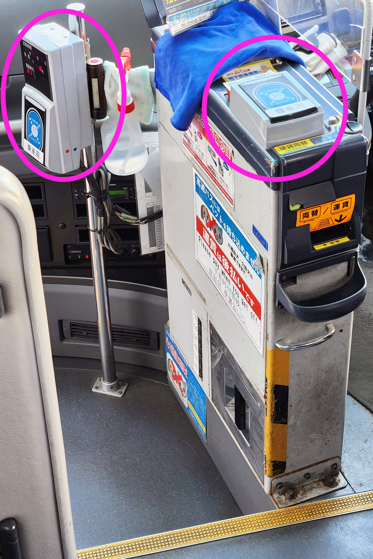 新千歳空港連絡バス（中央バス）の車両内に設置された交通系ICカードの読み取り機