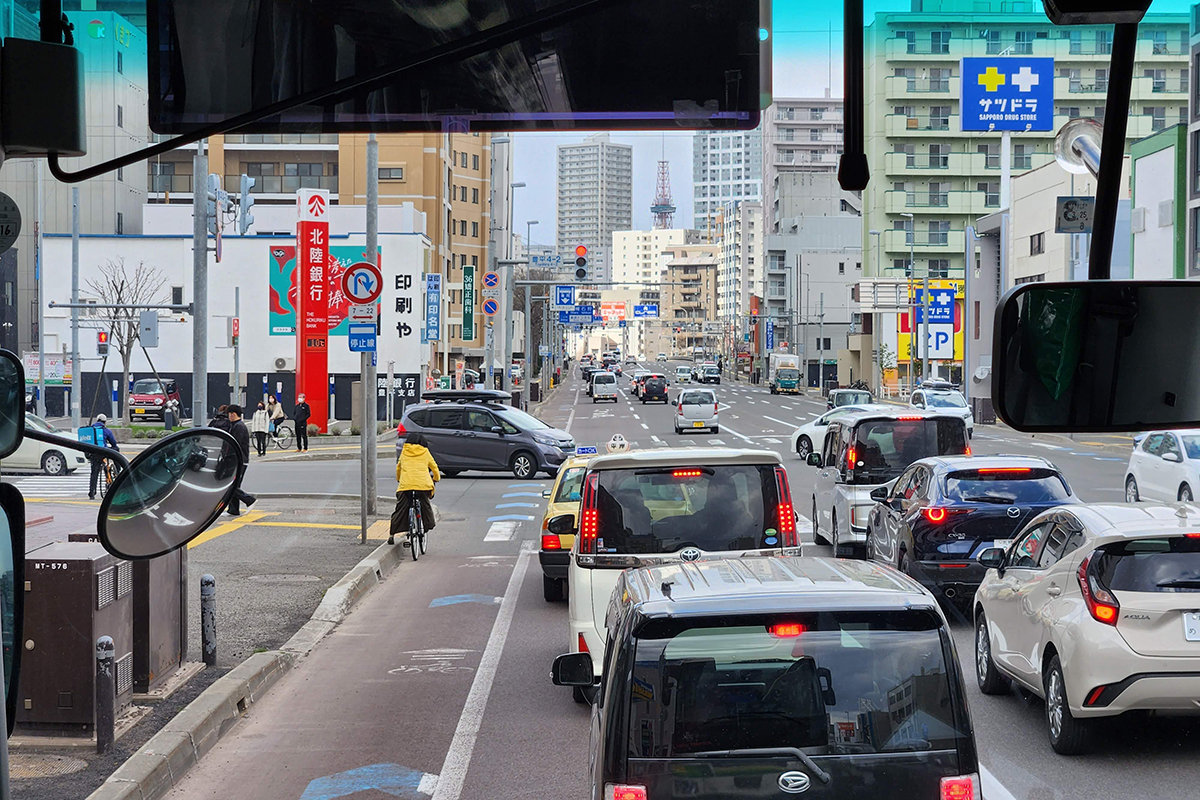 新千歳空港連絡バスの車内から見た札幌市内の混雑状況